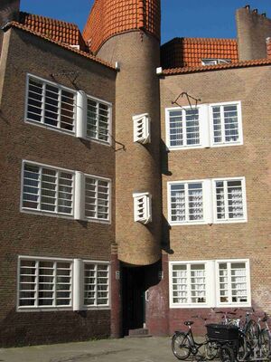 In de jaren tachtig zijn de laddervensters bij veel huizenblokken vervangen door gewone ramen, wat die gevels een saaiere aanblik heeft bezorgd.