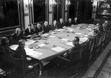 De eerste gezamenlijke vergadering van de ministers van het kabinet-Cals met de rijksvertegenwoordigers van Suriname en de Nederlandse Antillen in de Trêveszaal op 15 april 1965