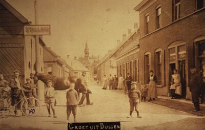Dussen, De Dorpsstraat met gezicht op de Sluis, 1915 De Dorpsstraat met gezicht op de Sluis, 1915 (bron: SALHA)