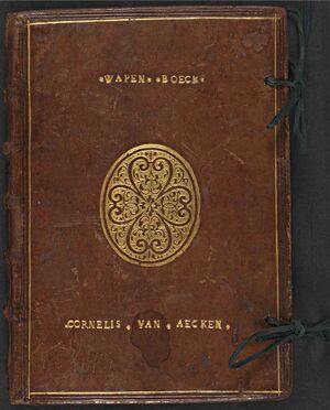 Voorzijde van het Wapenboek Beyeren in bruin leer gebonden met vergulde letters en versieringen