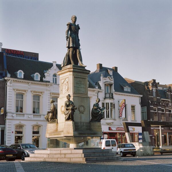 Bestand:Overzicht voorzijde standbeeld met plaatsing in straatbeeld - Tilburg - 20364209 - RCE.jpg