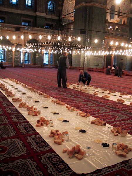 Bestand:Iftar in Istanbul Turkey.jpg