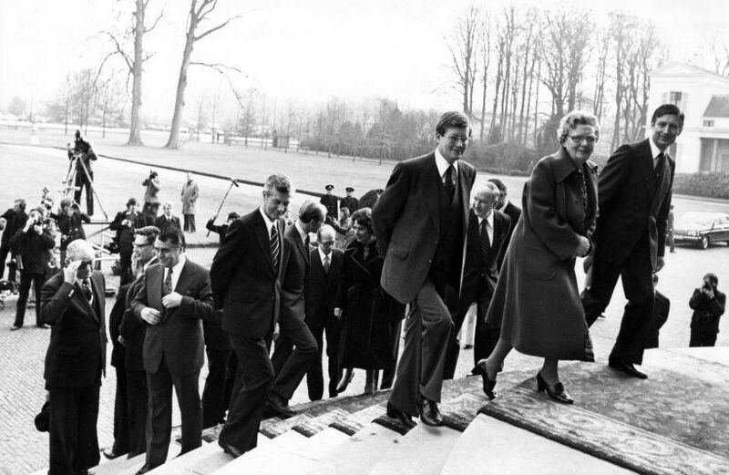 Bestand:Eerste kabinet Van Agt (1977-1981). De bewindslieden lopen na de beëdiging de trappen van Paleis Soestdijk op. Voorop lo - SFA003001466.jpg