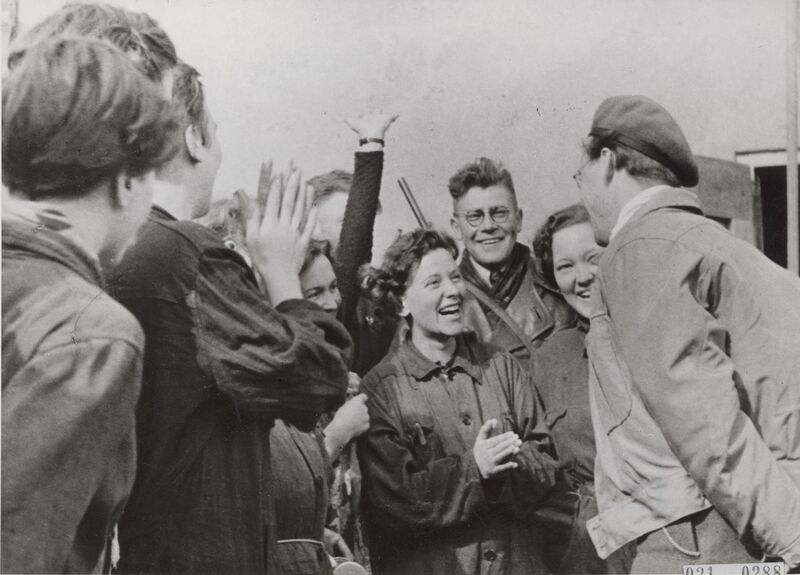 Bestand:Prins Bernhard bij de bevrijding van Westerbork.jpg