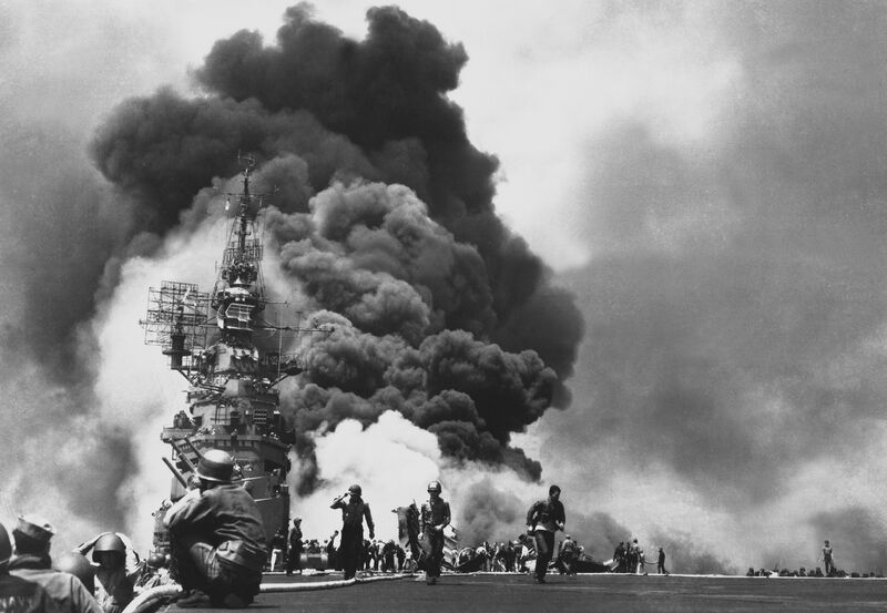 Bestand:USS Bunker Hill hit by two Kamikazes.jpg