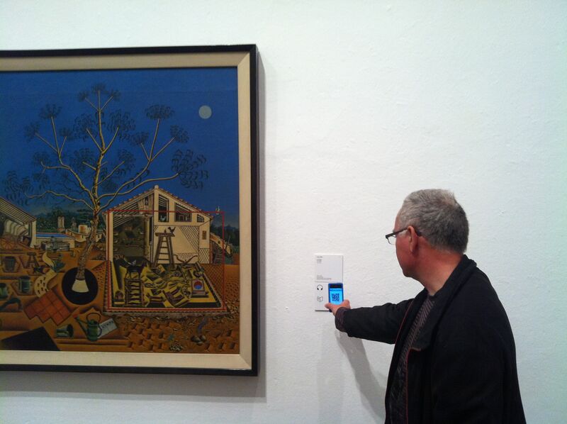 Bestand:1 visitor scaning QRPedia codes at Fundació Joan Miró (6).jpg