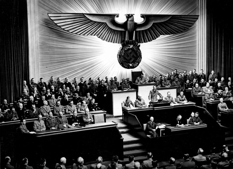 Bestand:Bundesarchiv Bild 183-1987-0703-507, Berlin, Reichstagssitzung, Rede Adolf Hitler.jpg