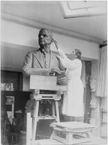 Beeldhouwster Gra Rueb in haar atelier, 1940