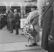 Koningin Wilhelmina voor het bordes van Paleis Noordeinde, 6 juni 1945 (Nationaal Archief)