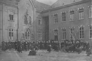 Kwekelingen op de speelplaats van de kweekschool anno 1898.
