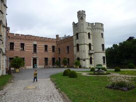 Erekoer vanuit het Zuiden. Graaf Amedée de Beauffort heeft het kasteel in 1832 gerestaureerd en de Erekoer bevat veel neogotische kenmerken.