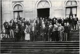 De gedelegeerden van de Vredesconferentie van Den Haag (1899) poseren op de trappen van Paleis Huis ten Bosch; 18 mei 1899