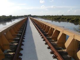 Gerestaureerde Moerputtenbrug in de richting van Vlijmen