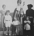 Bezoek van Sinterklaas en Zwarte Piet aan een Nederlandse familie in Nederlands-Indië, 1939, Tropenmuseum.