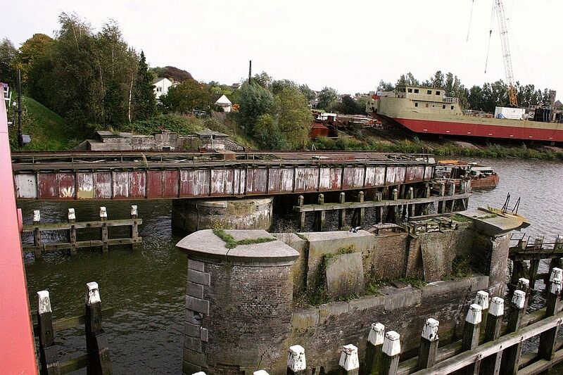 De Donge-spoorbrug in 2004 (hard aan restauratie toe)