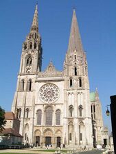 De twee spitsen van de Kathedraal van Chartres in Frankrijk.