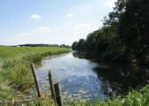 B De “Donge” is een laaglandbeek die vanaf Tilburg door het Brabantse land de Amer bij Geertruidenberg in stroomt. Van Tilburg tot en met Raamsdonk is het een relatief smal riviertje dat door mooie natuur kronkelt. In de buurt van Geertruidenberg en Raamsdonksveer, waar de rivier breder is dan in de rest van het stroomgebied, wordt de rivier voornamelijk bevaren voor industrie, al is veel daarvan verdwenen. Zo was de Dongecentrale tot 1952 de belangrijkste producent van elektriciteit in Noord-Brabant, maar deze is in 2011 gesloten en heeft andere bestemmingen gekregen. De taken zijn overgenomen door de Amercentrale. Tot aan 1947 heeft Raamsdonk een haven gehad (De Oude Melkhaven) zoals ’s-Gravenmoer en Oosteind. De rivier heeft een belangrijke rol gespeeld bij de leerindustrie in de Langstraat (Dongen en Rijen). Ook vormt het van oudsher de natuurlijke grens tussen het Oost- en West-Brabants dialect. Dit is zo ontstaan omdat er in die tijd nauwelijks contact was tussen de bewoners ten westen en ten oosten van de rivier. Deze lijn is overigens naar het zuiden door te trekken in het gebied waar de Donge niet stroomt.