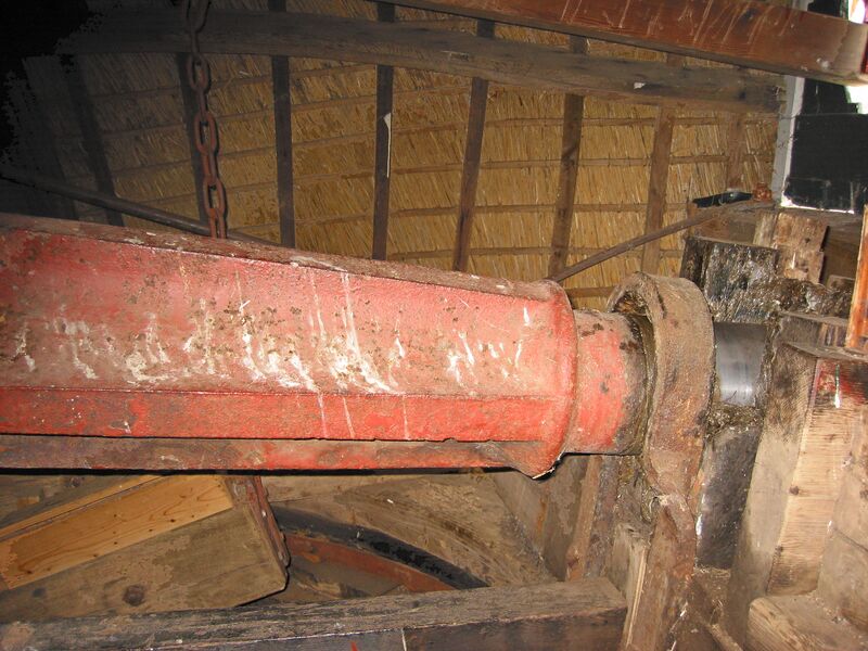 Bestand:Walderveense molen gietijzeren bovenas penlager.jpg