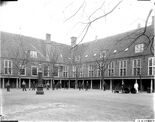 Gezicht op de binnenplaats van het Pesthuis, in die tijd als militaire strafgevangenis in gebruik (ca. 1880)