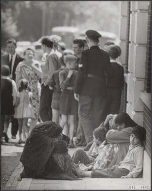 Haremvrouwen-bezetten-politiebureau-Raamdsonkveer 9-juni-1964-03.jpg