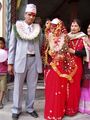 Een bruidegom en bruid in Nepal