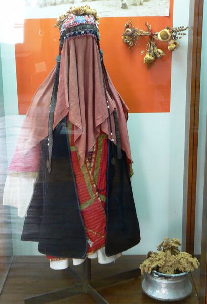 Bestand:Burgas-Ethnographic-museum-enyovden-maiden-costume-Fakia.jpg