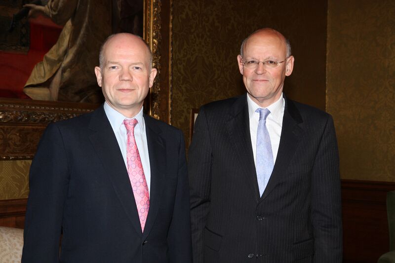 Bestand:UK Foreign Secretary William Hague meeting Uri Rosenthal, Dutch Foreign Minister in London, 22 December 2010. (5282186527).jpg