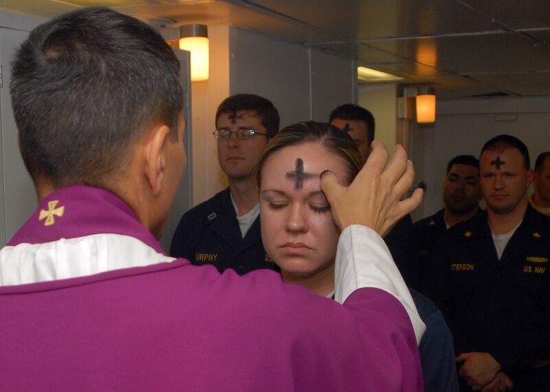 Bestand:US Navy 080206-N-7869M-057 Electronics Technician 3rd Class Leila Tardieu receives the sacramental ashes during an Ash Wednesday celebration.jpg