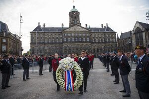 Scouts dragen de kransen naar het Nationaal Monument..jpg