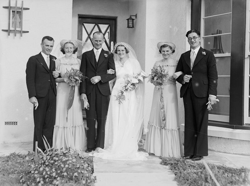 Bestand:Full-length wedding portrait of a bride groom two bridesmaids and two groomsmen (AM 76983-1).jpg