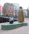 Nicolas Dings, Het Spinozamonument bij de Stopera, 2008, Zwanenburgwal, Amsterdam. Het citaat op de sokkel luidt: ‘Het doel van de staat is de vrijheid’.[98] De icosaëder staat volgens de kunstenaar symbool voor het denken van Spinoza: het universum als model, geslepen door de menselijke geest.