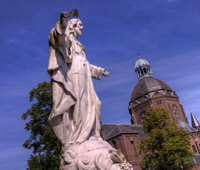 Het Heilig Hartbeel op het Kerkplein te Raamsdonk