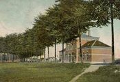 station Geertruidenberg - stationsgebouw (1920) - Hoog middendeel (met gekanteelde borstwering) en twee lage vleugels Bron: Collectie Jeroen Doedel