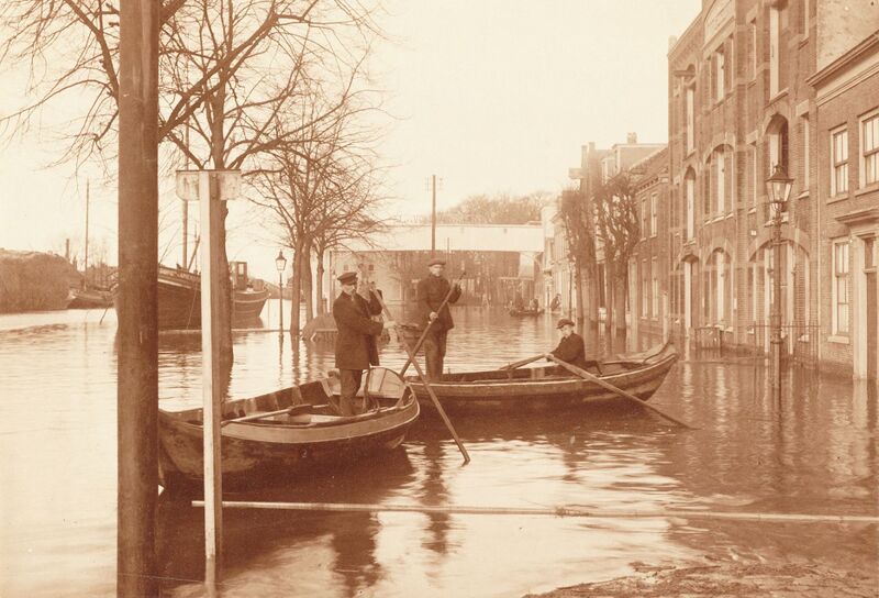 Bestand:Archief Eemland - 13984 - 1916 - Overstroming van de Eem op de Grote Koppel (uitsnede).jpg