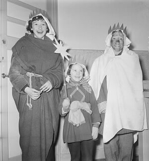 Driekoningen. Kinderen verkleed als de drie koningen staande voor een geopende d, Bestanddeelnr 934-5267.jpg