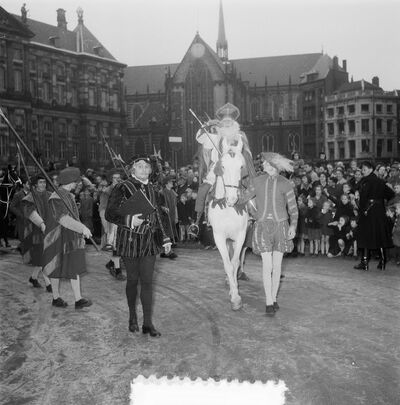 De intocht van Sinterklaas in Amsterdam in 1953. Bron - Daan Noske - Anefo via Wikimedia.