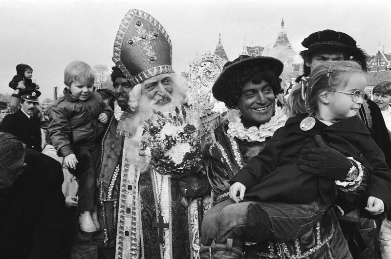 Bestand:Sinterklaas met een kind op de arm en zwarte piet, Bestanddeelnr 932-3987.jpg