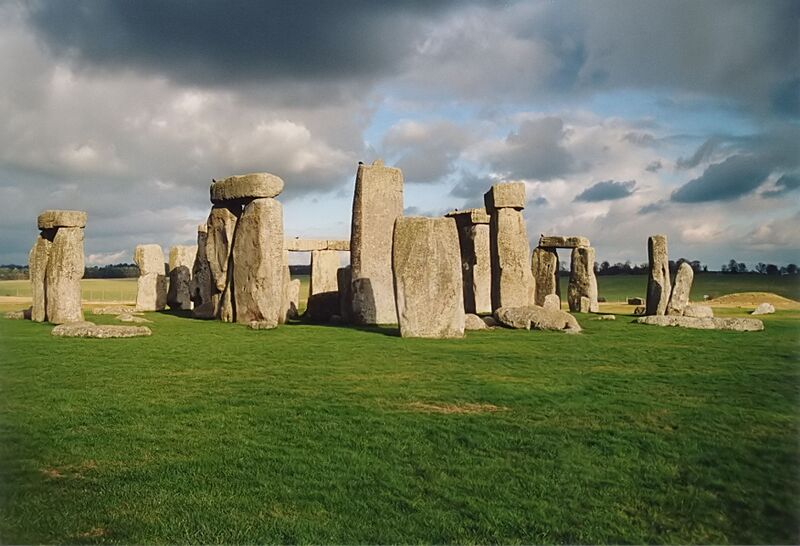 Bestand:Stonehenge back wide.jpg