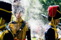 Kannonier in het ceremoniële tenue van het Korps Rijdende Artillerie, ook bekend als Gele Rijders, tijdens het afvuren van saluutschoten tijdens Prinsjesdag.