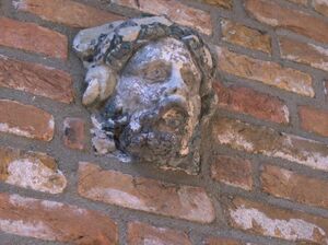 Volgens hardnekkige overlevering zou dit de kop zijn van De Zwarte Johannes, een beruchte aanvoerder van de bende. Hij zit in de muur van een boerderij in ’s Gravenmoer, dicht bij hun voormalige kamp.