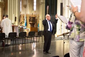 Harrie Muskens tijdens zijn laatste dienst als dirigent van het Lambertuskoor in Etten-Leur
