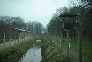 Twee hekken van prikkeldraad meteen sloot en bemande wachttorens moesten de gevangen van kamp Vught binnenhouden.