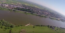 De Beneden-Merwede vanuit de lucht, met Hardinxveld-Giessendam op de achtergrond