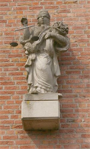 Hardstenenbeeld van Vrouwe Justitia, een geblinddoekte vrouwenfiguur met in haar rechterhand een weegschaal en in haar linkerarm de hoorn des overvloeds. Het beeld is in 1771 gemaakt door Guilliam Carrier in opdracht van Philips Schonck.