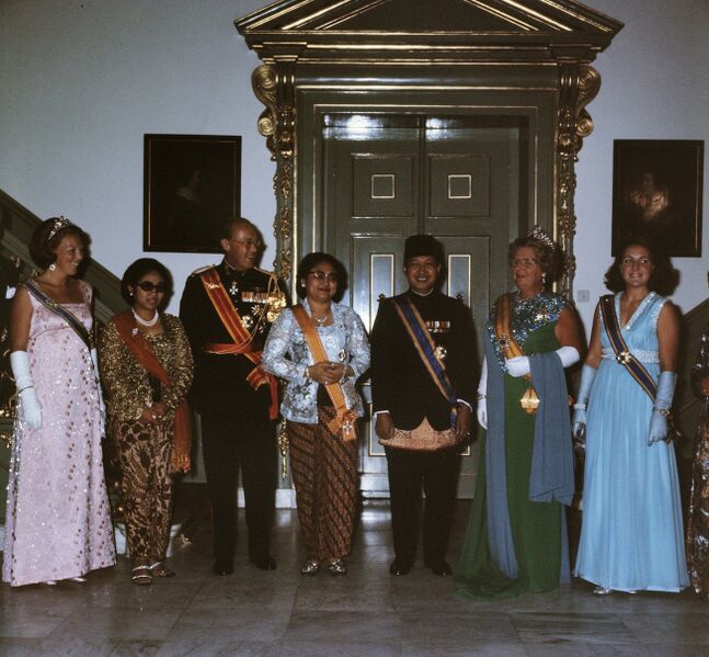 Bestand:President Soeharto en echtgenote, HM, Bernhard, Beatrix, Claus, Margriet en echtgenoot in gala in Paleis.jpg
