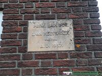 Rechts naast de hoofdingang een gevelsteen met opschrift: Prim. Las. Pos. L. van Heeswijck pastor A.D. 1937 (foto Terry van Erp 21 juni 2020)