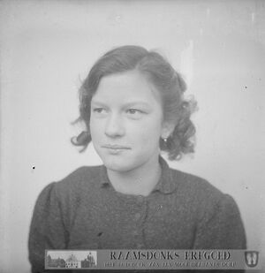 Dina Kuijten, wonende te Waspik, Adres: t Vaartje Gehuwd met: Tiny v. Leeuwen. Periode: 1941-1945, Waspik, Pasfoto’s gemaakt ten behoeve van door de Duitse bezetter verplicht gestelde persoonsbewijzen, aktenummer 29387