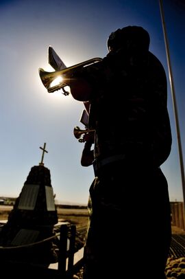 Last Post gespeeld door Britse militairen bij een dodenherdenking in Afghanistan