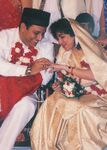 Het uitwisselen van de ringen bij een Parsi-huwelijk