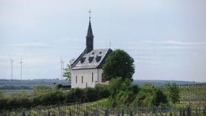 Worms-Abenheim, Klausenbergkapelle, von Osten.jpg